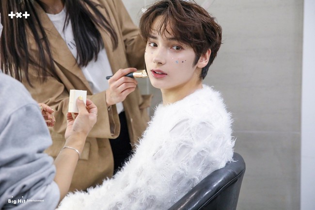 Huening Kai dikenal sebagai visual grup TXT yang memiliki darah blasteran Amerika-Jerman dari ayahnya. Visualnya diibaratkan bak lukisan saat dirias untuk promosi EP minisode1: Blue Hour. Foto: dok Big Hit Music