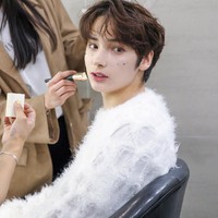 Huening Kai dikenal sebagai visual grup TXT yang memiliki darah blasteran Amerika-Jerman dari ayahnya. Visualnya diibaratkan bak lukisan saat dirias untuk promosi EP minisode1: Blue Hour. Foto: dok Big Hit Music