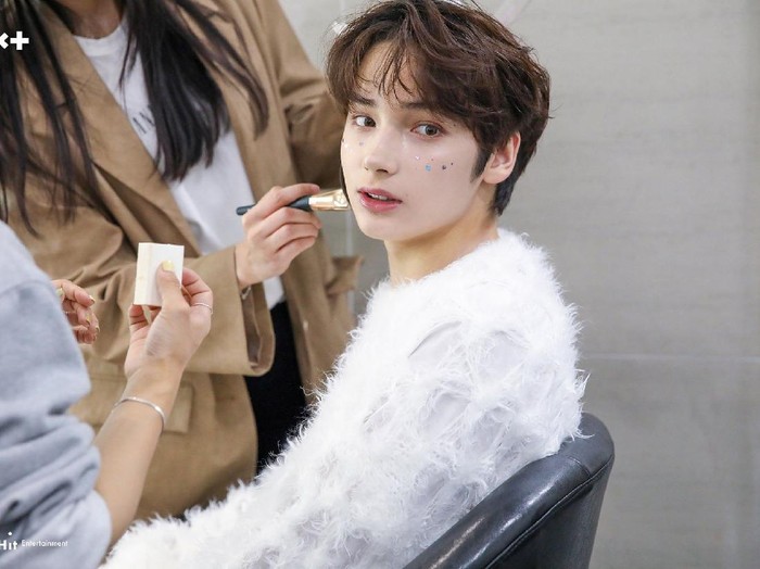 Idol KPop Ganteng Saat Dirias Huening Kai