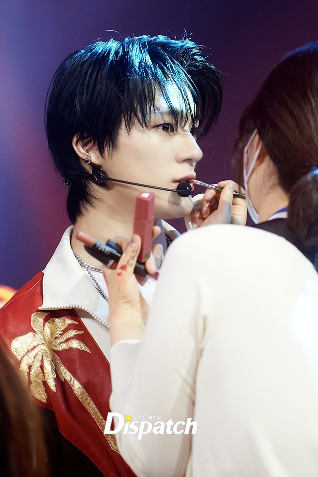 Dispatch membuat headline yang memuji karisma Jeno NCT saat pre-recording acara musik. Seorang make up artist terlihat menambah polesan lipstiknya saat bersiap menampilkan lagu ‘Hot Sauce’. Foto: dok Naver x Dispatch