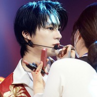 Dispatch membuat headline yang memuji karisma Jeno NCT saat pre-recording acara musik. Seorang make up artist terlihat menambah polesan lipstiknya saat bersiap menampilkan lagu ‘Hot Sauce’. Foto: dok Naver x Dispatch