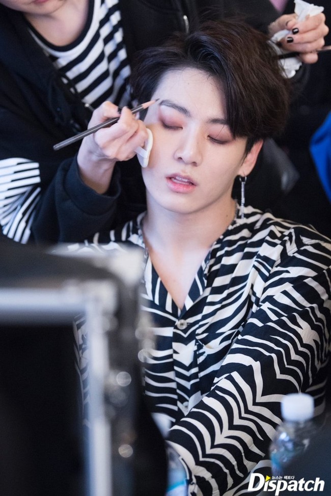 Dispatch mengikuti persiapan Jungkook BTS saat syuting video klip ‘Fake Love’ pada 2018 silam. Walaupun menutup matanya, aura maknae grup BTS ini terpancar saat dirias oleh make up artist. Foto: dok Naver x Dispatch