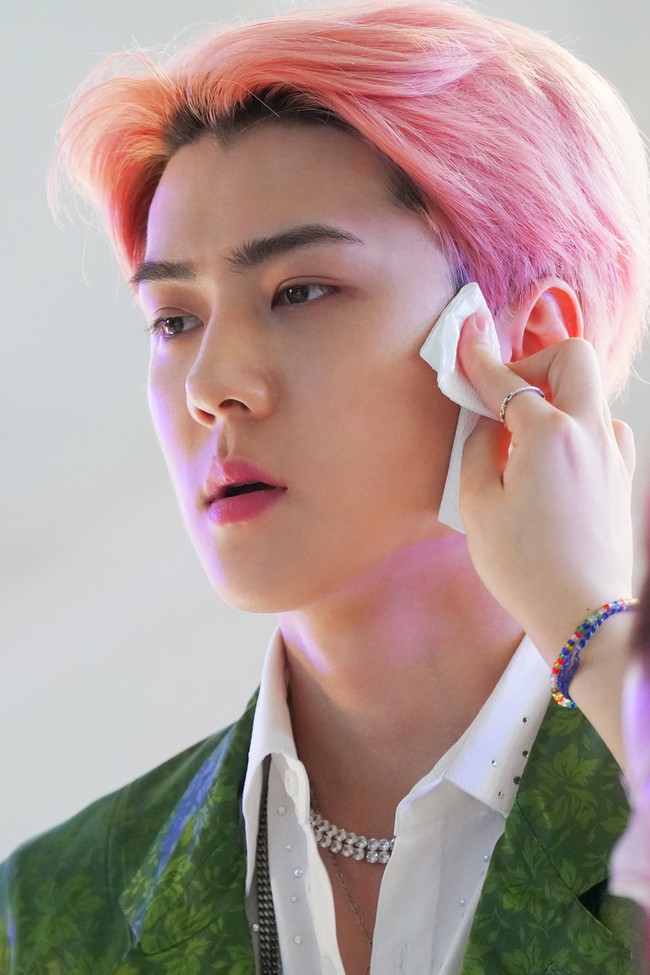 Sehun EXO sempat menjadi perbincangan hangat di forum komunitas Korea karena fotonya ini. Kala itu, ia tengah bersiap syuting video klip lagu sub unit EXO-SC ‘1 Billion Views’ bersama Chanyeol. Foto: dok SM Entertainment