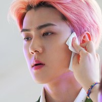Sehun EXO sempat menjadi perbincangan hangat di forum komunitas Korea karena fotonya ini. Kala itu, ia tengah bersiap syuting video klip lagu sub unit EXO-SC ‘1 Billion Views’ bersama Chanyeol. Foto: dok SM Entertainment