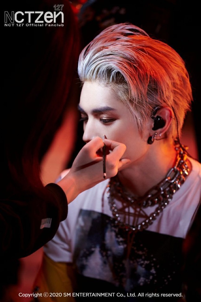 Side profile Taeyong sempat menjadi perbincangan di forum komunitas Korea. Fitur wajah leader NCT 127 ini dinilai sempurna. Foto ini menampilkan persiapannya sebelum menampilkan lagu ‘Kick It’. Foto: dok SM Entertainment