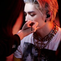 Side profile Taeyong sempat menjadi perbincangan di forum komunitas Korea. Fitur wajah leader NCT 127 ini dinilai sempurna. Foto ini menampilkan persiapannya sebelum menampilkan lagu ‘Kick It’. Foto: dok SM Entertainment