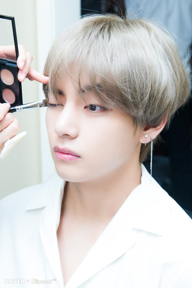 V BTS mendapat julukan ‘CGV’ (Computer Graphics + V) karena ketampanannya tak lagi realistis. Inilah penampilannya saat dirias di ruang tunggu acara penghargaan American Music Awards 2017. Foto: dok Naver x Dispatch
