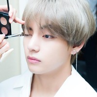 V BTS mendapat julukan ‘CGV’ (Computer Graphics + V) karena ketampanannya tak lagi realistis. Inilah penampilannya saat dirias di ruang tunggu acara penghargaan American Music Awards 2017. Foto: dok Naver x Dispatch