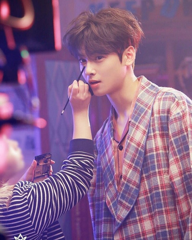 Bintang True Beauty ini dijuluki ’face genius’ karena memiliki simetri dan fitur wajah yang sempurna. Ketampanan Cha Eun Woo terpancar saat dirias sebelum syuting video klip Crazy Sexy Cool. Foto: dok. Fantagio