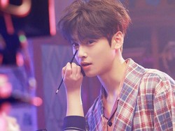 8 Potret Idol KPop Pria Saat Dirias, Terlahir Tampan Bikin Fans Terpana