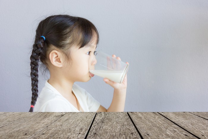 Ilustrasi Anak Minum Susu