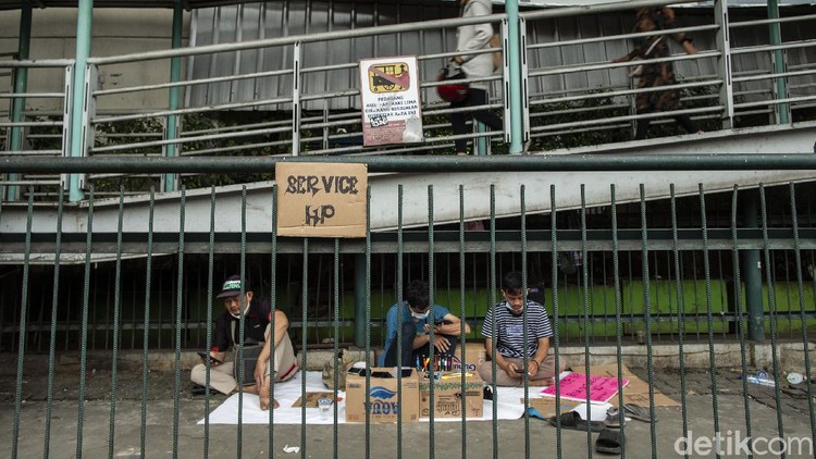 Mall PGC Cililitan, Jakarta, ditutup imbas penerapakn PPKM Darurat. Hasilnya, para penyedia jasa servis HP sampai turun ke jalan.