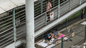 Diketahui terdapat belasan hingga puluhan orang yang memilih turun ke jalan untuk menawarkan jasa servis HP.