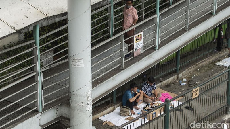 Mall PGC Cililitan, Jakarta, ditutup imbas penerapakn PPKM Darurat. Hasilnya, para penyedia jasa servis HP sampai turun ke jalan.