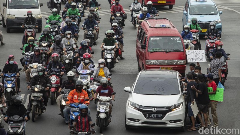 Mall PGC Cililitan, Jakarta, ditutup imbas penerapakn PPKM Darurat. Hasilnya, para penyedia jasa servis HP sampai turun ke jalan.