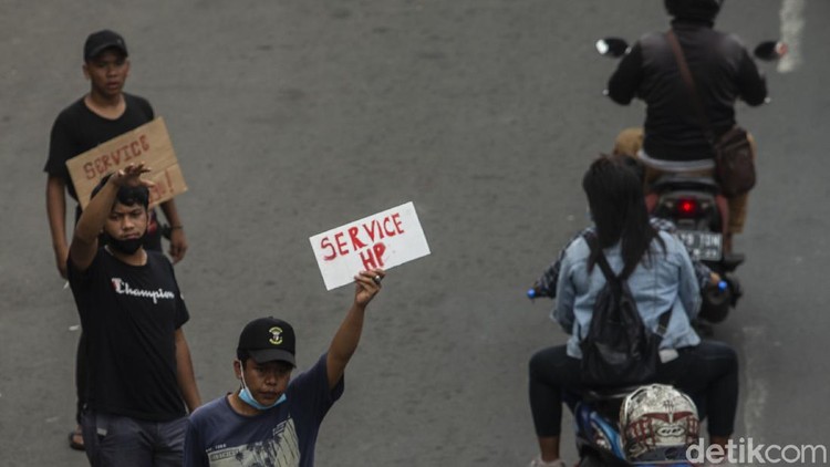 Mall PGC Cililitan, Jakarta, ditutup imbas penerapakn PPKM Darurat. Hasilnya, para penyedia jasa servis HP sampai turun ke jalan.