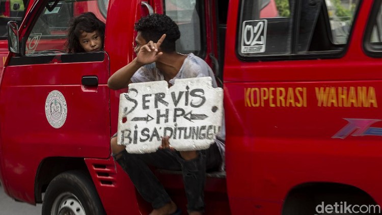 Mall PGC Cililitan, Jakarta, ditutup imbas penerapakn PPKM Darurat. Hasilnya, para penyedia jasa servis HP sampai turun ke jalan.
