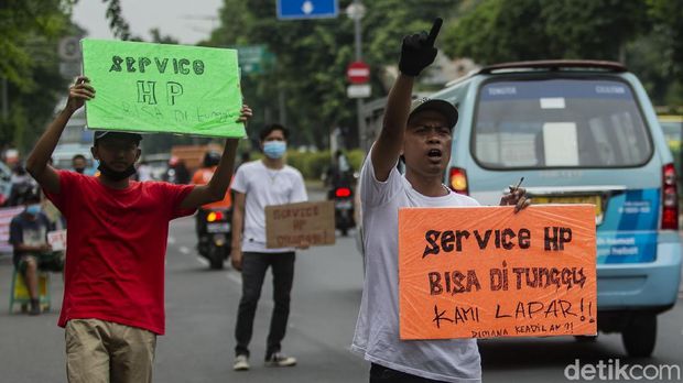 Mall PGC Cililitan, Jakarta, ditutup imbas penerapakn PPKM Darurat. Hasilnya, para penyedia jasa servis HP sampai turun ke jalan.
