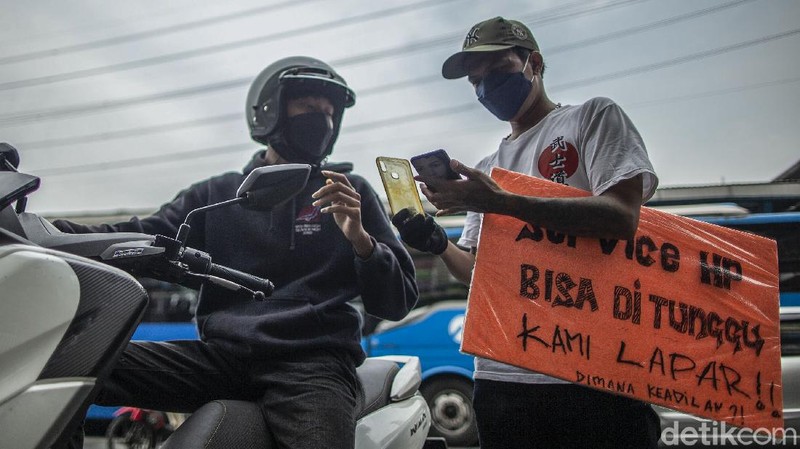 Mall PGC Cililitan, Jakarta, ditutup imbas penerapakn PPKM Darurat. Hasilnya, para penyedia jasa servis HP sampai turun ke jalan.