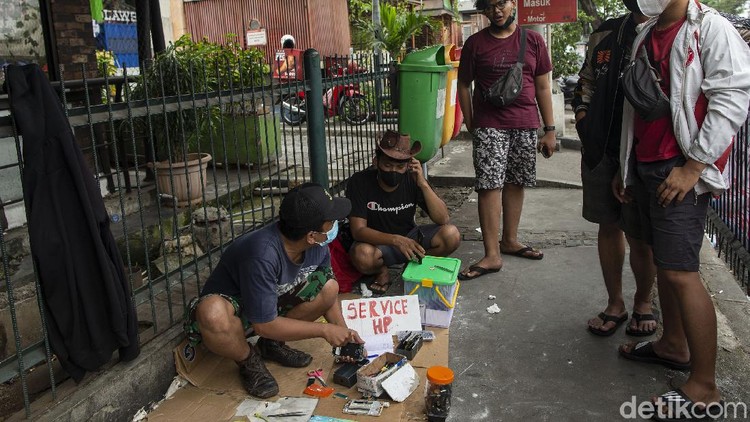 Mall PGC Cililitan, Jakarta, ditutup imbas penerapakn PPKM Darurat. Hasilnya, para penyedia jasa servis HP sampai turun ke jalan.