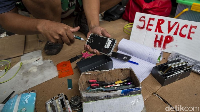 Mall PGC Cililitan, Jakarta, ditutup imbas penerapakn PPKM Darurat. Hasilnya, para penyedia jasa servis HP sampai turun ke jalan.