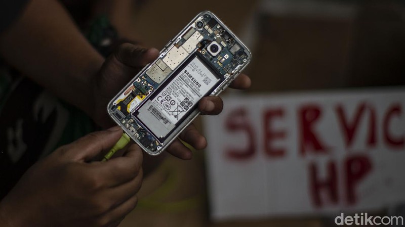 Mall PGC Cililitan, Jakarta, ditutup imbas penerapakn PPKM Darurat. Hasilnya, para penyedia jasa servis HP sampai turun ke jalan.