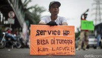 Mall PGC Cililitan, Jakarta, ditutup imbas penerapakn PPKM Darurat. Hasilnya, para penyedia jasa servis HP sampai turun ke jalan.