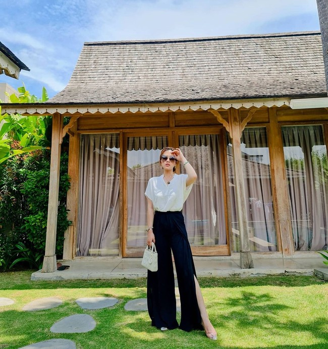 Ketika di Bali, Jessica Forrester terlihat sering menerapkan dress atau bawahan flowy sesuai dengan suasana pulau yang dikenal dengan tempat wisata pantainya itu. Foto: Instagram @jessicaforresterr