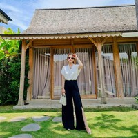Ketika di Bali, Jessica Forrester terlihat sering menerapkan dress atau bawahan flowy sesuai dengan suasana pulau yang dikenal dengan tempat wisata pantainya itu. Foto: Instagram @jessicaforresterr