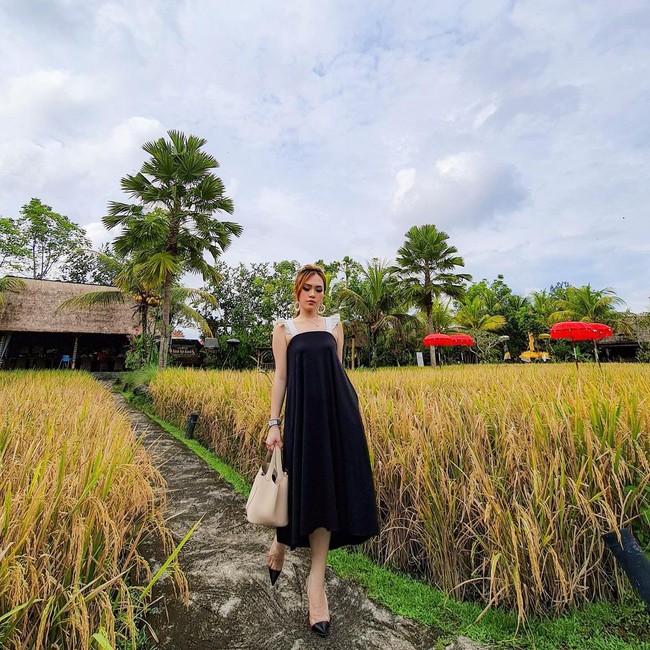 Selain pantai dan restoran, di Bali Jessica Forrester juga tak jarang berpose di tempat penginapan mewah hingga pemandangan alam. Foto: Instagram @jessicaforresterr