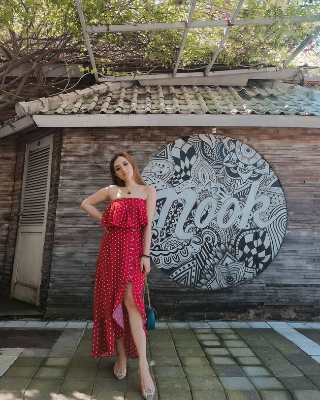 Tertangkapnya Jessica dan Denny yang disangkakan Pasal 112 ayat (1) juncto Pasal 132 ayat (1) Undang-Undang (UU) Nomor 35 Tahun 2009 tentang Narkotika dan terancam hukuman selama 4 sampai 12 tahun penjara ini pun mengagetkan netizen. Di kolom komentar ibu anak satu itu ramai dikomentari mereka yang terkejut. Foto: Instagram @jessicaforresterr