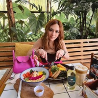 Dalam berbagai postingan, Jessica Forrester sering memamerkan gaya hidup glamournya. Tak jarang ia terlihat menikmati waktu di restoran mewah dengan gaya busana yang menawan. Foto: Instagram @jessicaforresterr