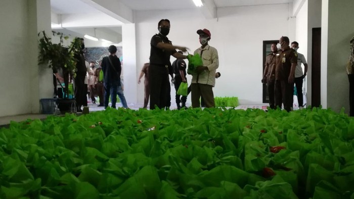Kejari Kab Pasuruan Kirim Ribuan Warga Terdampak PPKM Darurat Paket Sembako