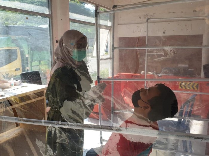 Kementerian Perhubungan menggelar swab antigen gratis untuk sopir kendaraan logistik