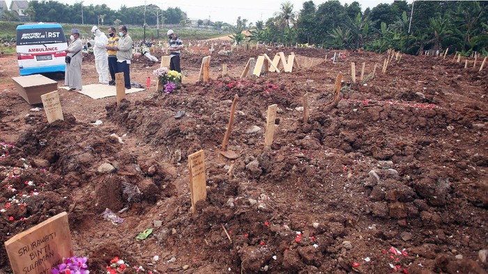LAHAN TPU KHUSUS COVID-19 JOMBANG DI TANGSEL PENUH Keluarga menshalatkan jenazah sebelum dimakamkan dengan protokol COVID-19 di Tempat Pemakaman Umum (TPU) Khusus COVID-19, Jombang, Ciputat, Tangerang Selatan, Banten, Selasa (13/7/2021). Tingginya tingkat kematian akibat COVID-19 di Tangerang Selatan yang mencapai 30 sampai 40 jenazah dimakamkan per harinya membuat TPU tersebut penuh sehingga Pemkot Tangerang Selatan bersiap membuka lahan baru TPU khusus COVID-19 berkapasitas 800 jenazah di kawasan Jombang, Ciputat. ANTARA FOTO/Muhammad Iqbal/wsj.