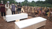 Keluarga menshalatkan jenazah sebelum dimakamkan dengan protokol COVID-19 di Tempat Pemakaman Umum (TPU) Khusus COVID-19, Jombang, Ciputat, Tangerang Selatan, Banten, Selasa (13/7/2021). 