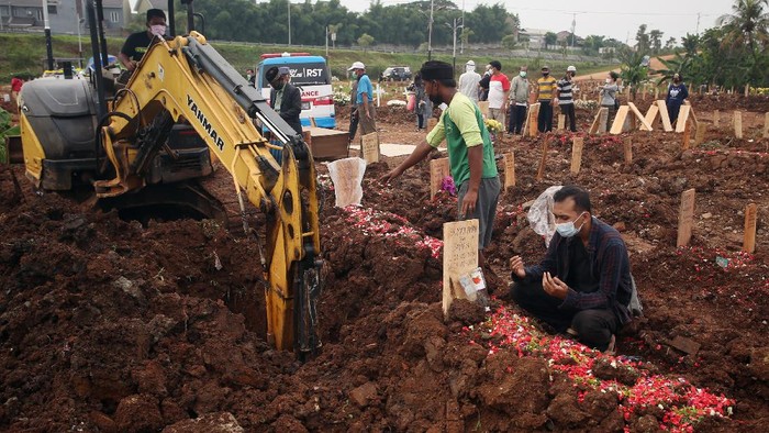 LAHAN TPU KHUSUS COVID-19 JOMBANG DI TANGSEL PENUH Keluarga menshalatkan jenazah sebelum dimakamkan dengan protokol COVID-19 di Tempat Pemakaman Umum (TPU) Khusus COVID-19, Jombang, Ciputat, Tangerang Selatan, Banten, Selasa (13/7/2021). Tingginya tingkat kematian akibat COVID-19 di Tangerang Selatan yang mencapai 30 sampai 40 jenazah dimakamkan per harinya membuat TPU tersebut penuh sehingga Pemkot Tangerang Selatan bersiap membuka lahan baru TPU khusus COVID-19 berkapasitas 800 jenazah di kawasan Jombang, Ciputat. ANTARA FOTO/Muhammad Iqbal/wsj.