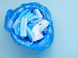 Jangan Sembarangan! Ini Cara Buang Masker Medis Sekali Pakai