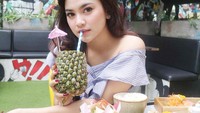 Selain es kopi, Mahalini juga tampak menikmati tacos, sushi, dan es nanas dari sebuah kafe. Foto: Instagram @mahaliniraharja