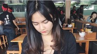 Mahalini pernah menikmati semangkuk ramen dari salah satu restoran. Untuk teman makan ramen, ia memesan es teh yang segar. Foto: Instagram @mahaliniraharja