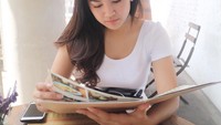 Walaupun belum muncul pesanan makananya, Mahalini tetap berpose sambil melihat buku menu. Foto: Instagram @mahaliniraharja