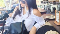 Di sebuah kafe, Mahalini juga tampak santai sambil melihat hasil jepretan di kamera miliknya. Foto: Instagram @mahaliniraharja