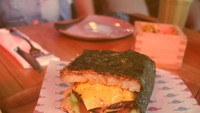 Sebagai foodies, Mahalini juga tak ketinggal mencicipi burger sushi kekinian. Isinya terdapat beef burger, sayur, dan keju yang lumer. Foto: Instagram @mahaliniraharja