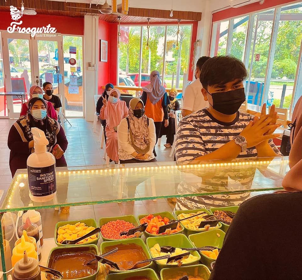 Mantan Guru Ini Jadi Kaya Setelah Jualan Yogurt di Kampung Halamannya