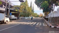 Jalan-jalan protokol yang biasanya ramai dilalui kendaraan, kini terlihat sangat sepi.