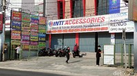 Padahal biasanya jalan-jalan tersebut tidak pernah sepi dari kendaraan yang melintas apalagi saat sore hari di jam pulang kantor. Selain itu sejumlah pertokoan yang ada juga tampak sudah tutup.