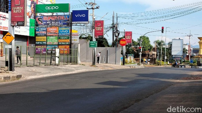 Melihat Sepinya Jalanan Kuningan, Ditutup Mulai Jam 2 Siang Hingga 5 Pagi Jalanan di Kabupaten Kuningan, Jawa Barat sepi pada hari ke tiga belas diberlakukannya PPKM darurat atau Selasa (13/7/2021).
