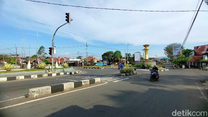 Melihat Sepinya Jalanan Kuningan, Ditutup Mulai Jam 2 Siang Hingga 5 Pagi Jalanan di Kabupaten Kuningan, Jawa Barat sepi pada hari ke tiga belas diberlakukannya PPKM darurat atau Selasa (13/7/2021).