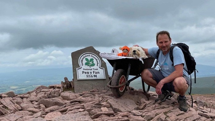 Mengharukan, Pendaki Bawa Anjing Naik Gunung Favorit Sebelum Mati