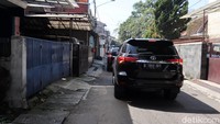 Mobil Fortuner Hitam yang ditumpangi oleh Risma langsung bergegas ke kawasan Jalan Bima untuk membeli kompor.